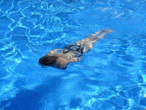 阿德耶Tenerife Holidays的躺在游泳池里的女人