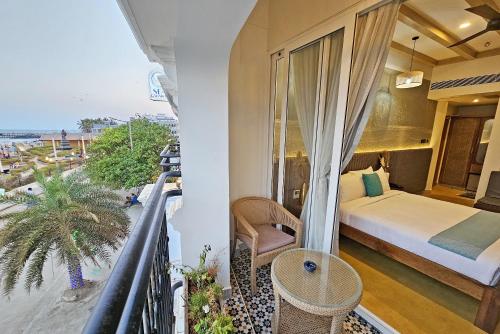 蓬蒂切里Sea Gadabout - Seaside Stays的一间卧室设有一张床和一个阳台
