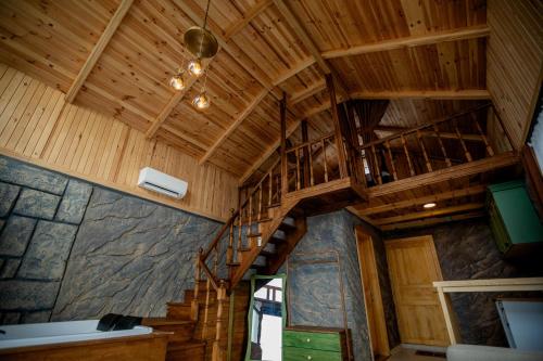 贾马里海姆森Amazena的木楼梯,小屋内有木制天花板