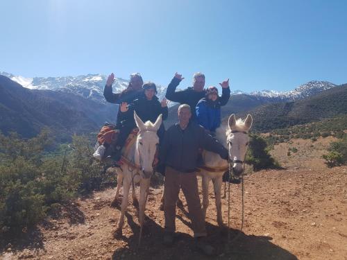 马拉喀什Dar Imoughlad的一群骑驴的人在山里骑着