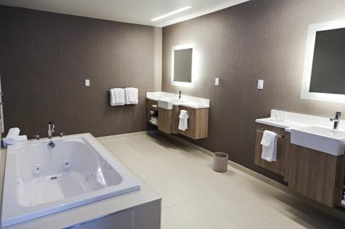 萨默塞特萨默塞特富兰克林小镇斯春季山丘套房酒店的一间带大浴缸和两个盥洗盆的浴室