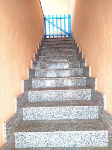 萨尔维Casa Pali-Comi的一套带蓝色栏杆的楼梯