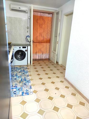萨尔维Casa Pali-Comi的一间配备有洗衣机的厨房和瓷砖地板。