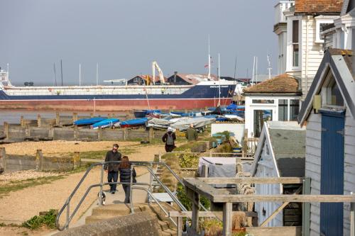 惠茨特布尔Stag Cottage, Sea wall的一群人用小船走下楼梯