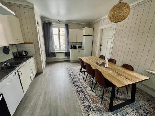 斯韦格Telegrafen Lägenhetshotell的厨房配有木桌和椅子