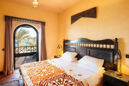 达哈布达哈卜天堂酒店的一间卧室设有一张床和一个大窗户
