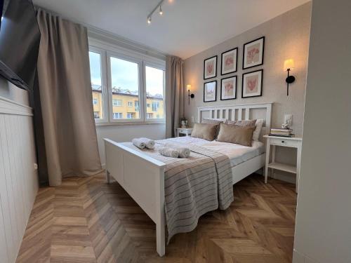 什恰夫尼察Apartament Czeremcha的卧室配有白色的床和窗户。