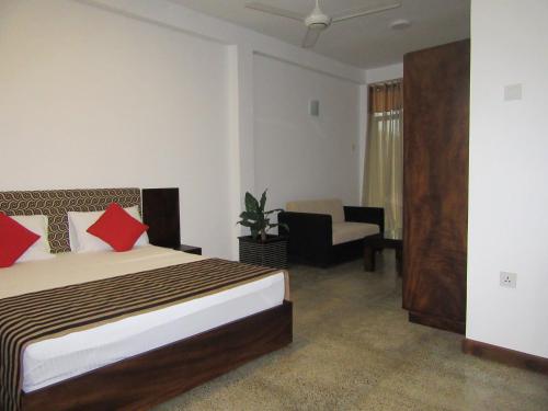 YatiyantotaMiridiya Resort的配有一张床和一把椅子的酒店客房