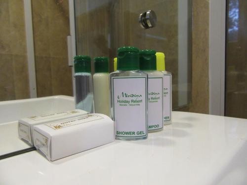 YatiyantotaMiridiya Resort的浴室柜台上的三瓶肥皂和盒子