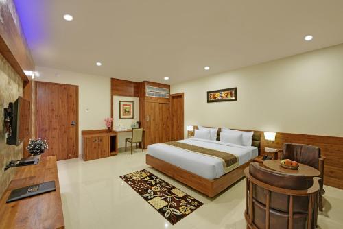 乌代浦Hotel The Rising的配有一张床和一张书桌的酒店客房