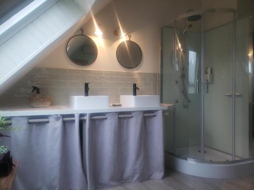 莫尔莱Chambres d'hôtes Avel Glaz的浴室设有2个盥洗盆和带镜子的淋浴。