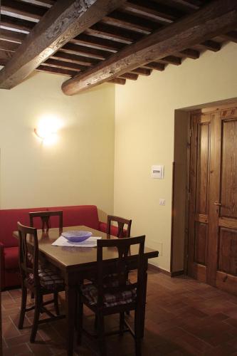 Grotte di CastroAgriturismo Vallesessanta的一间带桌椅和红色沙发的用餐室