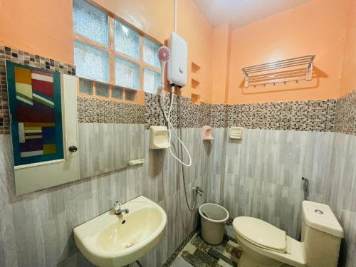 维拉克Cozy 1BR Unit with Full Bathroom,Kitchen, Wifi at Sonia's Island Stay的一间带卫生间和水槽的浴室