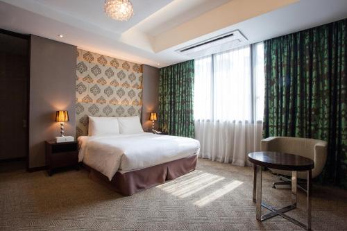 首尔灯塔酒店的酒店客房设有床、桌子和窗户。