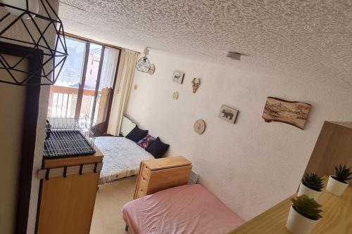 雷莱克斯Appartement Lélex vue sur les pistes的一间卧室配有一张床和一张书桌