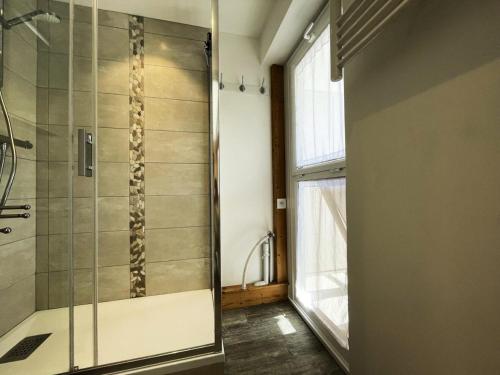 里蒙纽耶Résidence Oisans - Studio pour 4 Personnes 514的浴室里设有玻璃门淋浴