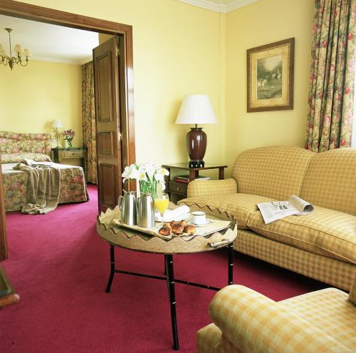 马德里拉奎因塔德罗斯塞德罗斯酒店的客厅配有沙发和桌子