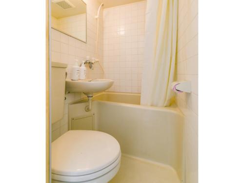 那霸Aiwa Mansion / Vacation STAY 80384的一间带卫生间和水槽的浴室