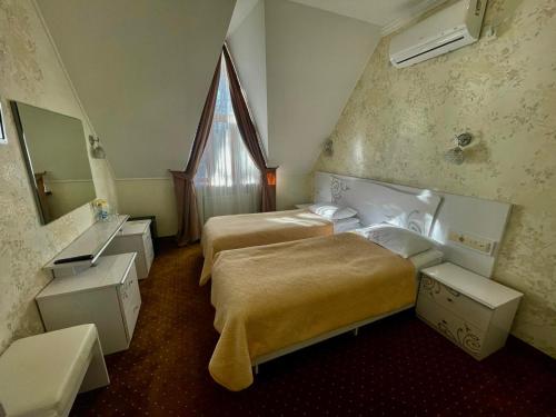 特鲁斯卡韦茨VitaPark Stariy Dub的酒店客房设有两张床和窗户。