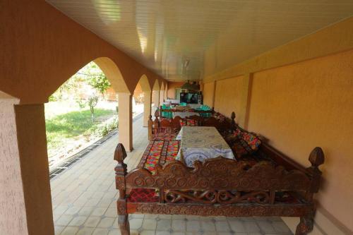 YalanghochСабзавот Давр Дача的一间设有四张床的客房,设有拱门