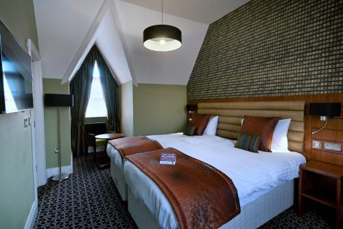 滨海绍森德最后一个维泽斯布酒店的一间酒店客房,房内配有一张大床