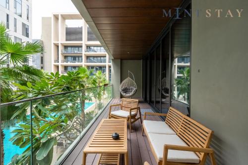 迪拜City Walk Building 2B - Al Wasl, Jumeirah - Mint Stay的大楼内带长椅和游泳池的阳台