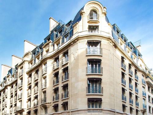 巴黎索菲特巴黎凯旋门酒店的一面有窗户的高楼