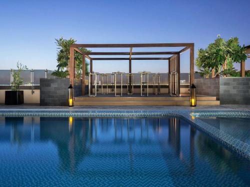 迪拜普尔曼迪拜河城市中心酒店的一个带凉亭的游泳池