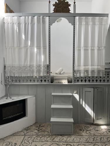 科斯基努Traditional Villa Sofia的浴室设有镜子、水槽和楼梯