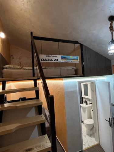SurčinAPARTMAN OAZA 24的客房设有双层床和卫生间。