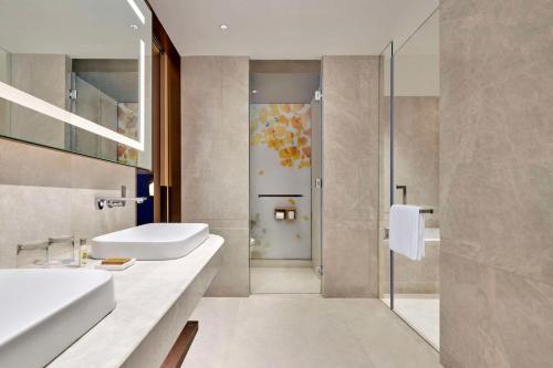 苏州苏州吴中希尔顿花园酒店的一间带两个盥洗盆和淋浴的浴室