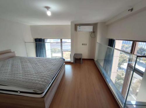 上海iNestin Shanghai Apt Waigaoqiao的一间卧室设有一张大床和大窗户