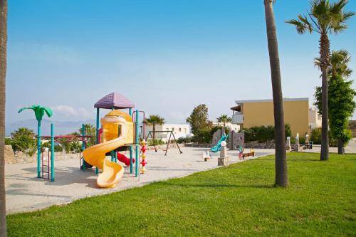 马斯蒂查里Kouros Palace的公园里一个带滑梯的游乐场