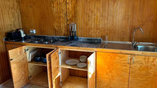 安加罗阿Cabañas Mahatua的厨房配有水槽和台面