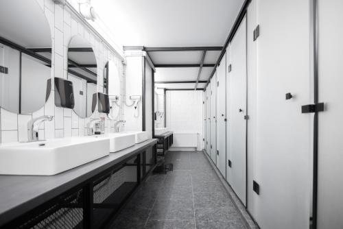 利沃夫Capsule Hotel Constellation 91的浴室设有2个水槽和2面镜子