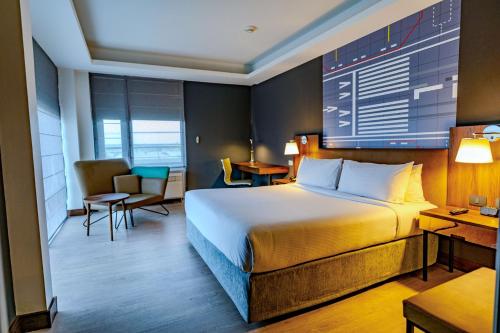 圣地亚哥曼科阿罗佩圣地亚哥酒店的配有一张床和一张书桌的酒店客房