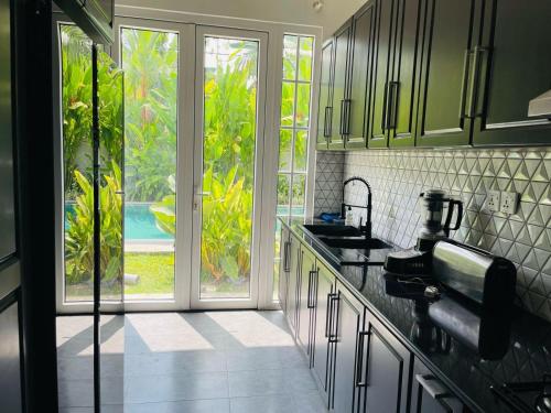 MahabageRoshe-Sky Guest House Colombo的厨房设有水槽和窗户。