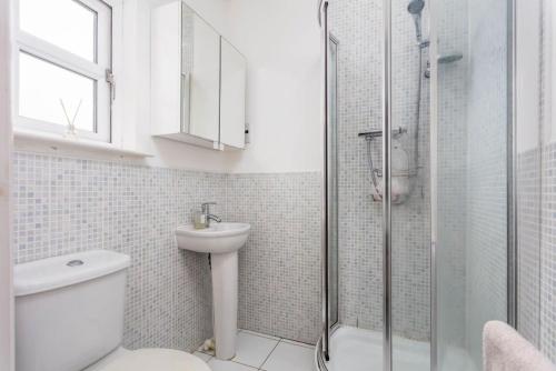 艾尔45 Doonvale Drive的带淋浴、卫生间和盥洗盆的浴室