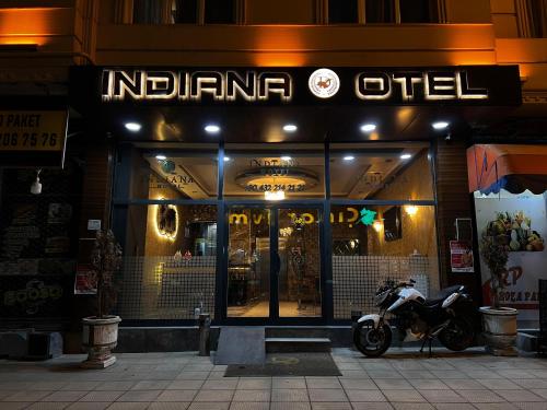 凡城inDİANA HOTEL的停在商店前的摩托车