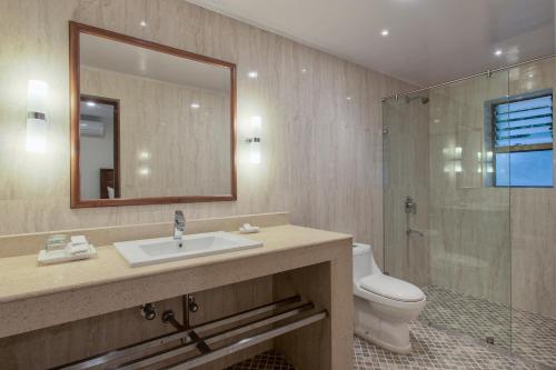 Seashell Suites and Villas- Candolim Goa的一间浴室