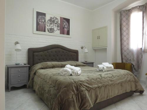 莫诺波利Diamantea的一间卧室配有一张大床和毛巾
