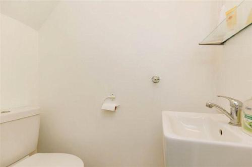 伊巴丹Affordable and comfort apartment的白色的浴室设有卫生间和水槽。