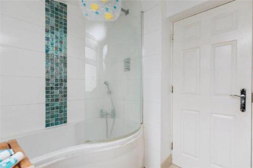 伊巴丹Affordable and comfort apartment的白色的浴室设有浴缸和淋浴。