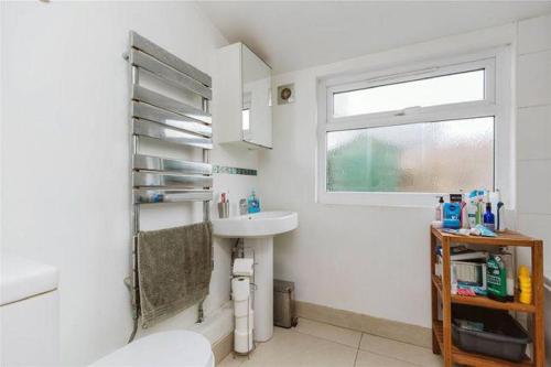 伊巴丹Affordable and comfort apartment的白色的浴室设有水槽和窗户。