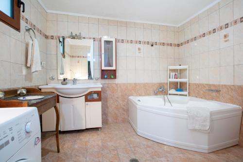 塞沃塔Elena’s House Sivota Lefkadas的带浴缸、水槽和浴缸的浴室