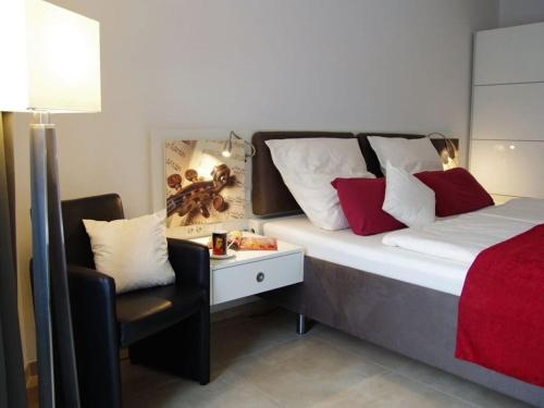巴特莱辛哈尔Salzburg Comfortable holiday residence的一间卧室配有一张带桌子和椅子的床