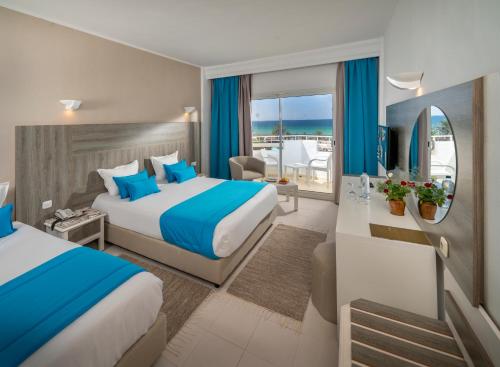 莫纳斯提尔Vincci Helya Beach的酒店客房设有两张床,享有海景。