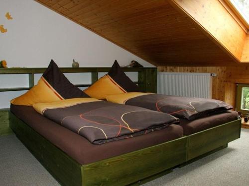 Rehefeld-ZaunhausMs Monika Rasehorn的木架客房内的一张大床