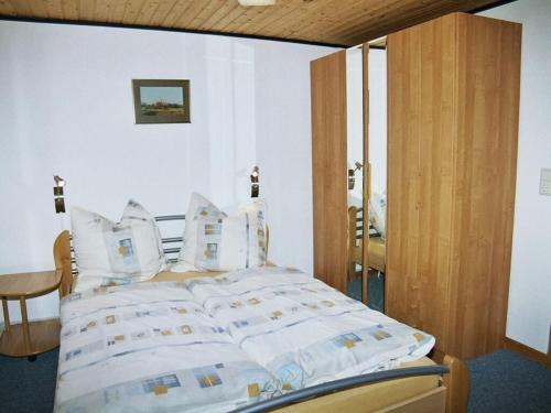 万根沃格Strandfleh Modern retreat的一间卧室配有带白色床单和枕头的床。
