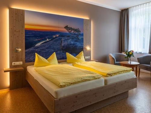 塞布尼茨Holiday apartments Ender的一间卧室配有一张壁画床